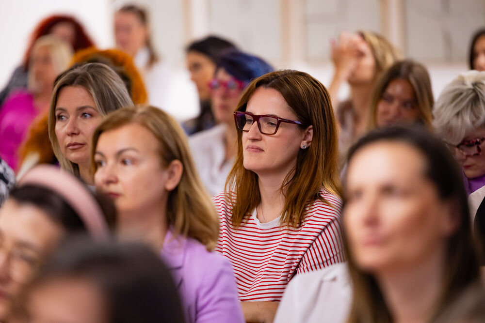 <p>Iz Asocijacije liderki Crne Gore (ALCG) je saopšteno da je u njihovoj organizaciji na Ekonomskom fakultetu u Podgorici održana edukativna radionica "Stil ostavlja utisak", posvećena poslovnom protokolu i stilu kao ključnim elementima savremenog liderstva</p>