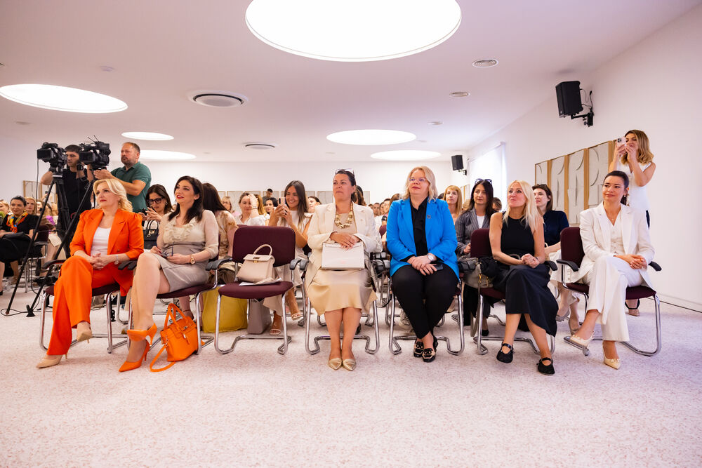 <p>Iz Asocijacije liderki Crne Gore (ALCG) je saopšteno da je u njihovoj organizaciji na Ekonomskom fakultetu u Podgorici održana edukativna radionica "Stil ostavlja utisak", posvećena poslovnom protokolu i stilu kao ključnim elementima savremenog liderstva</p>