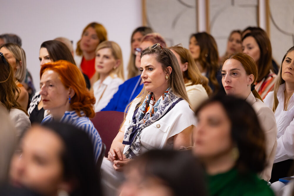 <p>Iz Asocijacije liderki Crne Gore (ALCG) je saopšteno da je u njihovoj organizaciji na Ekonomskom fakultetu u Podgorici održana edukativna radionica "Stil ostavlja utisak", posvećena poslovnom protokolu i stilu kao ključnim elementima savremenog liderstva</p>