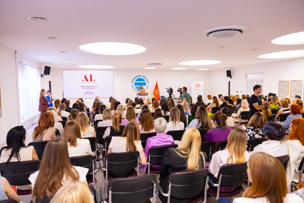 <p>Iz Asocijacije liderki Crne Gore (ALCG) je saopšteno da je u njihovoj organizaciji na Ekonomskom fakultetu u Podgorici održana edukativna radionica "Stil ostavlja utisak", posvećena poslovnom protokolu i stilu kao ključnim elementima savremenog liderstva</p>