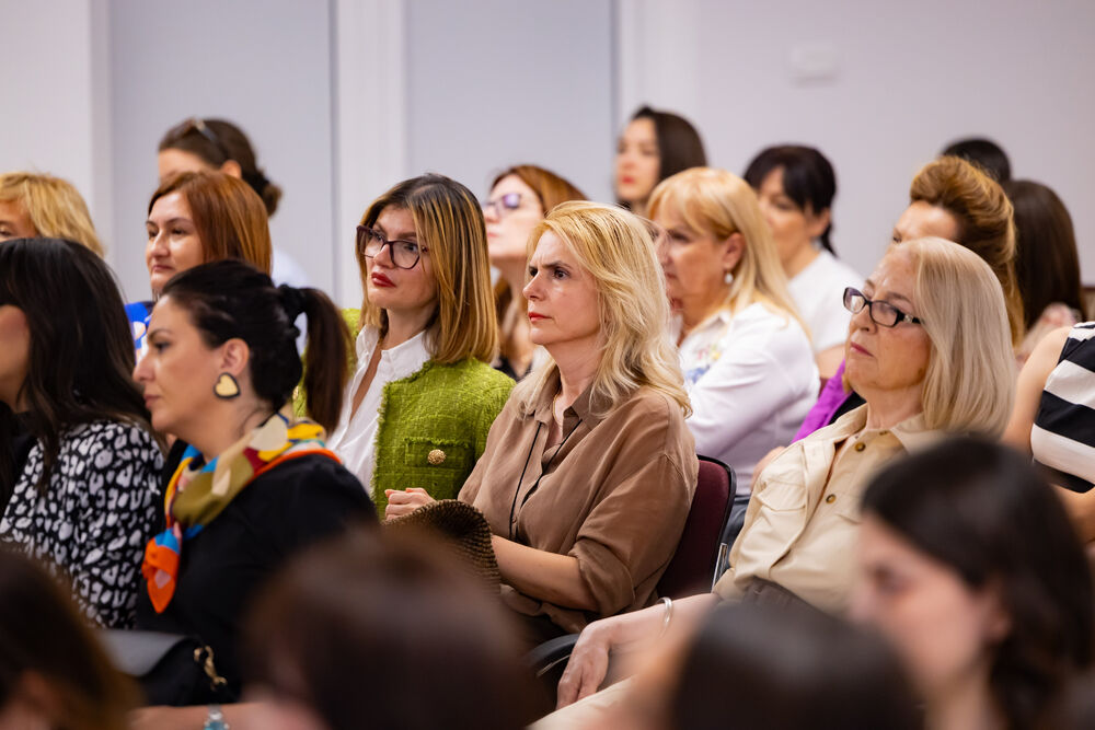 <p>Iz Asocijacije liderki Crne Gore (ALCG) je saopšteno da je u njihovoj organizaciji na Ekonomskom fakultetu u Podgorici održana edukativna radionica "Stil ostavlja utisak", posvećena poslovnom protokolu i stilu kao ključnim elementima savremenog liderstva</p>