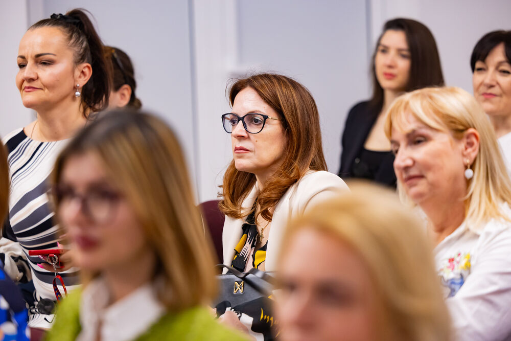 <p>Iz Asocijacije liderki Crne Gore (ALCG) je saopšteno da je u njihovoj organizaciji na Ekonomskom fakultetu u Podgorici održana edukativna radionica "Stil ostavlja utisak", posvećena poslovnom protokolu i stilu kao ključnim elementima savremenog liderstva</p>