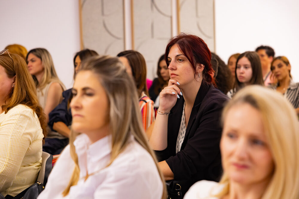 <p>Iz Asocijacije liderki Crne Gore (ALCG) je saopšteno da je u njihovoj organizaciji na Ekonomskom fakultetu u Podgorici održana edukativna radionica "Stil ostavlja utisak", posvećena poslovnom protokolu i stilu kao ključnim elementima savremenog liderstva</p>