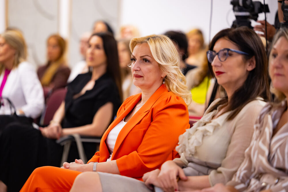 <p>Iz Asocijacije liderki Crne Gore (ALCG) je saopšteno da je u njihovoj organizaciji na Ekonomskom fakultetu u Podgorici održana edukativna radionica "Stil ostavlja utisak", posvećena poslovnom protokolu i stilu kao ključnim elementima savremenog liderstva</p>