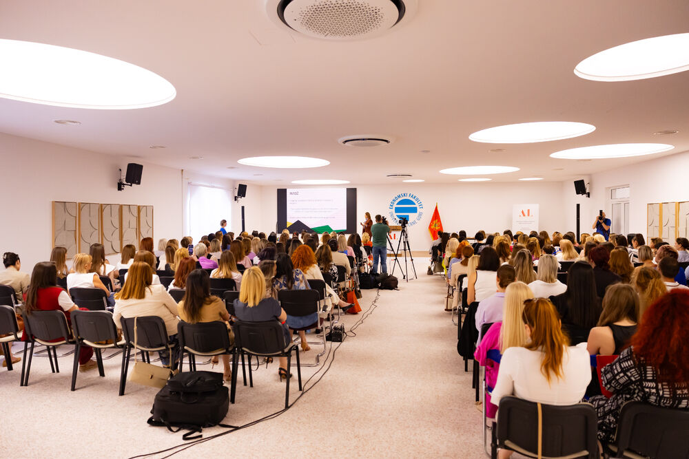 <p>Iz Asocijacije liderki Crne Gore (ALCG) je saopšteno da je u njihovoj organizaciji na Ekonomskom fakultetu u Podgorici održana edukativna radionica "Stil ostavlja utisak", posvećena poslovnom protokolu i stilu kao ključnim elementima savremenog liderstva</p>