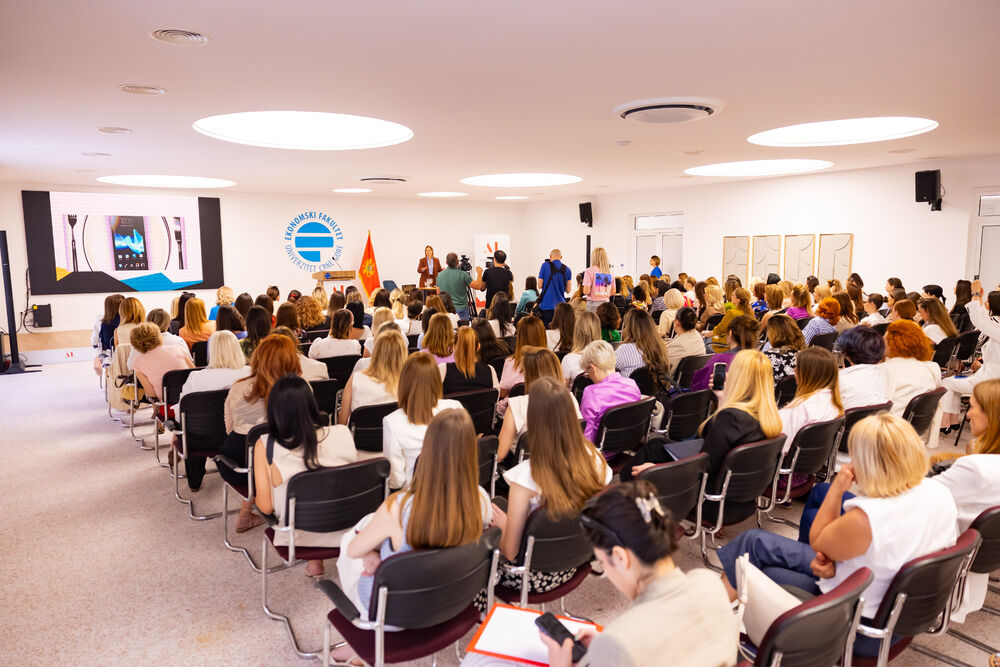 <p>Iz Asocijacije liderki Crne Gore (ALCG) je saopšteno da je u njihovoj organizaciji na Ekonomskom fakultetu u Podgorici održana edukativna radionica "Stil ostavlja utisak", posvećena poslovnom protokolu i stilu kao ključnim elementima savremenog liderstva</p>