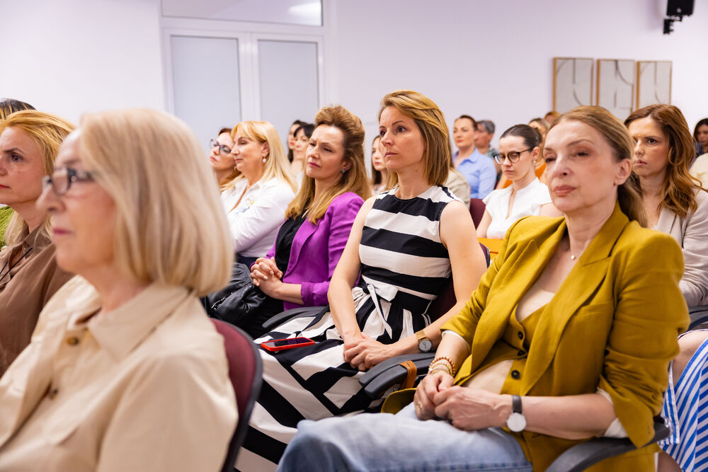 <p>Iz Asocijacije liderki Crne Gore (ALCG) je saopšteno da je u njihovoj organizaciji na Ekonomskom fakultetu u Podgorici održana edukativna radionica "Stil ostavlja utisak", posvećena poslovnom protokolu i stilu kao ključnim elementima savremenog liderstva</p>
