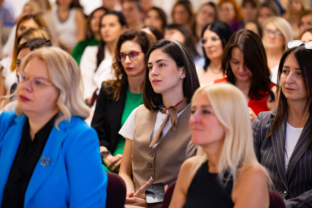 <p>Iz Asocijacije liderki Crne Gore (ALCG) je saopšteno da je u njihovoj organizaciji na Ekonomskom fakultetu u Podgorici održana edukativna radionica "Stil ostavlja utisak", posvećena poslovnom protokolu i stilu kao ključnim elementima savremenog liderstva</p>