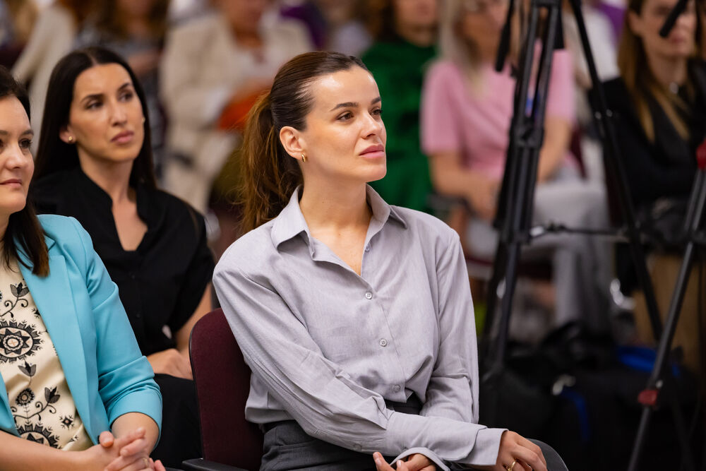 <p>Iz Asocijacije liderki Crne Gore (ALCG) je saopšteno da je u njihovoj organizaciji na Ekonomskom fakultetu u Podgorici održana edukativna radionica "Stil ostavlja utisak", posvećena poslovnom protokolu i stilu kao ključnim elementima savremenog liderstva</p>