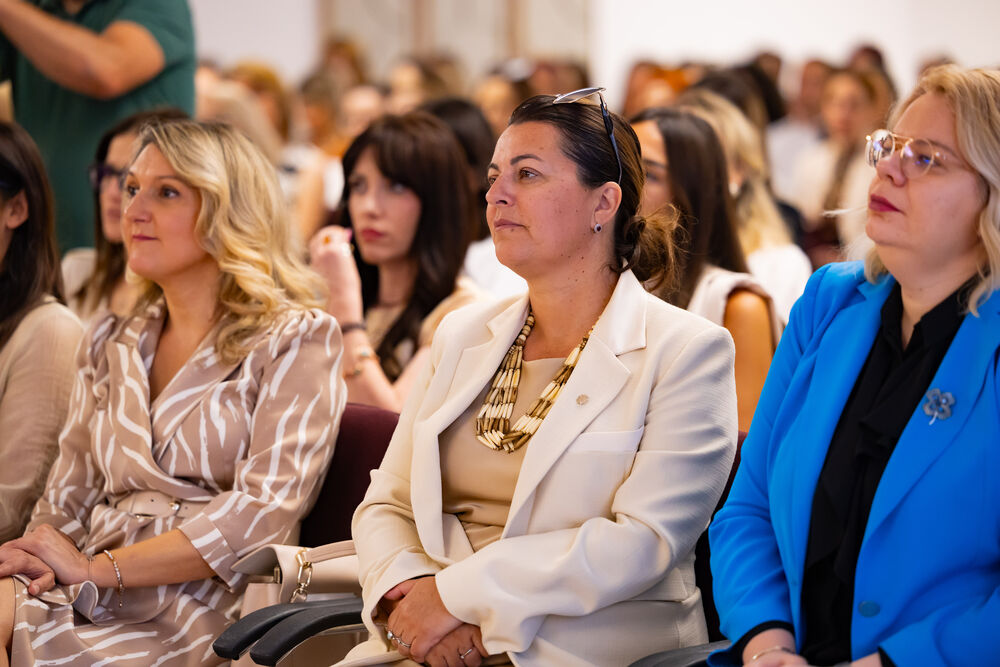 <p>Iz Asocijacije liderki Crne Gore (ALCG) je saopšteno da je u njihovoj organizaciji na Ekonomskom fakultetu u Podgorici održana edukativna radionica "Stil ostavlja utisak", posvećena poslovnom protokolu i stilu kao ključnim elementima savremenog liderstva</p>