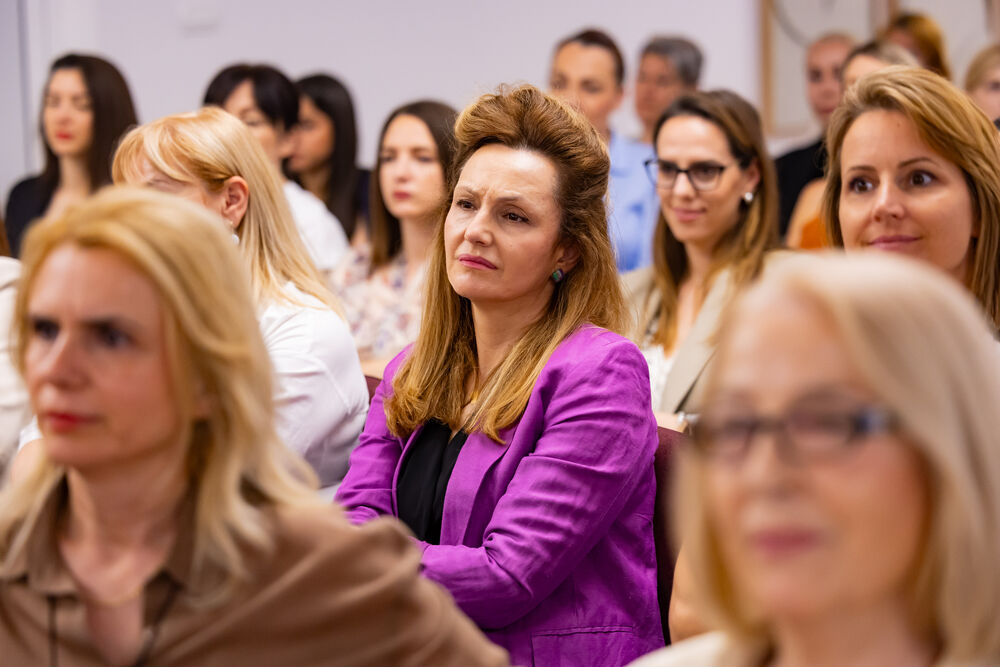<p>Iz Asocijacije liderki Crne Gore (ALCG) je saopšteno da je u njihovoj organizaciji na Ekonomskom fakultetu u Podgorici održana edukativna radionica "Stil ostavlja utisak", posvećena poslovnom protokolu i stilu kao ključnim elementima savremenog liderstva</p>