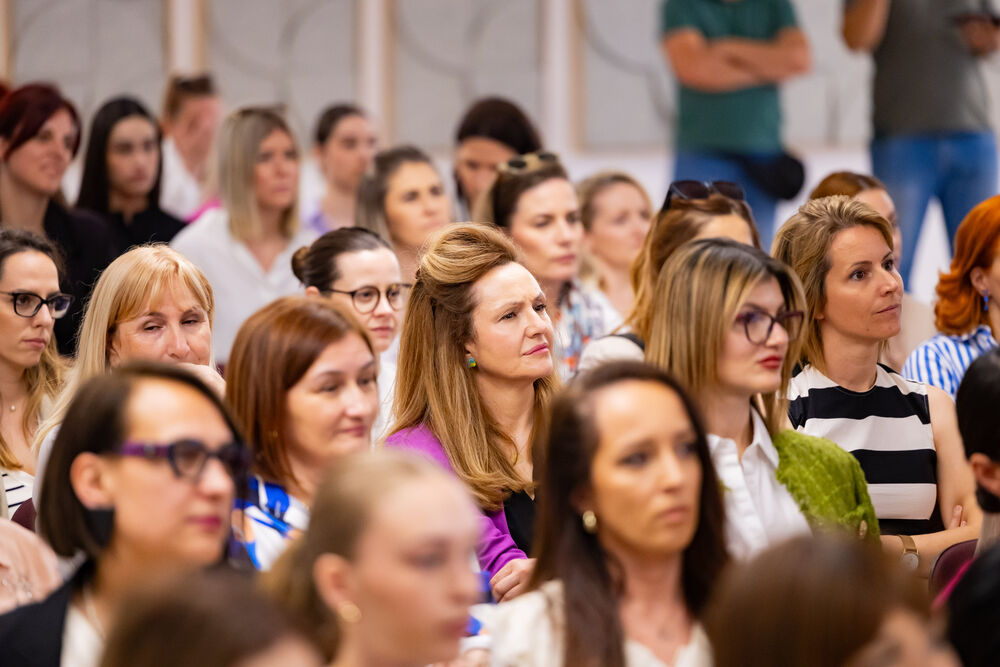 <p>Iz Asocijacije liderki Crne Gore (ALCG) je saopšteno da je u njihovoj organizaciji na Ekonomskom fakultetu u Podgorici održana edukativna radionica "Stil ostavlja utisak", posvećena poslovnom protokolu i stilu kao ključnim elementima savremenog liderstva</p>