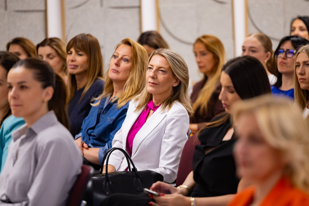 <p>Iz Asocijacije liderki Crne Gore (ALCG) je saopšteno da je u njihovoj organizaciji na Ekonomskom fakultetu u Podgorici održana edukativna radionica "Stil ostavlja utisak", posvećena poslovnom protokolu i stilu kao ključnim elementima savremenog liderstva</p>