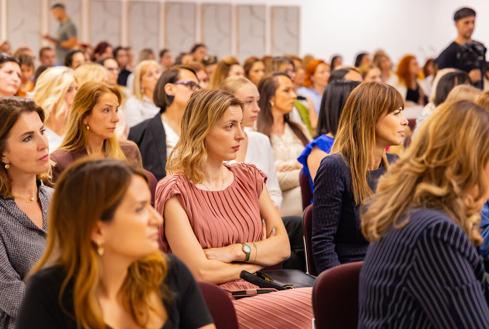 <p>Iz Asocijacije liderki Crne Gore (ALCG) je saopšteno da je u njihovoj organizaciji na Ekonomskom fakultetu u Podgorici održana edukativna radionica "Stil ostavlja utisak", posvećena poslovnom protokolu i stilu kao ključnim elementima savremenog liderstva</p>