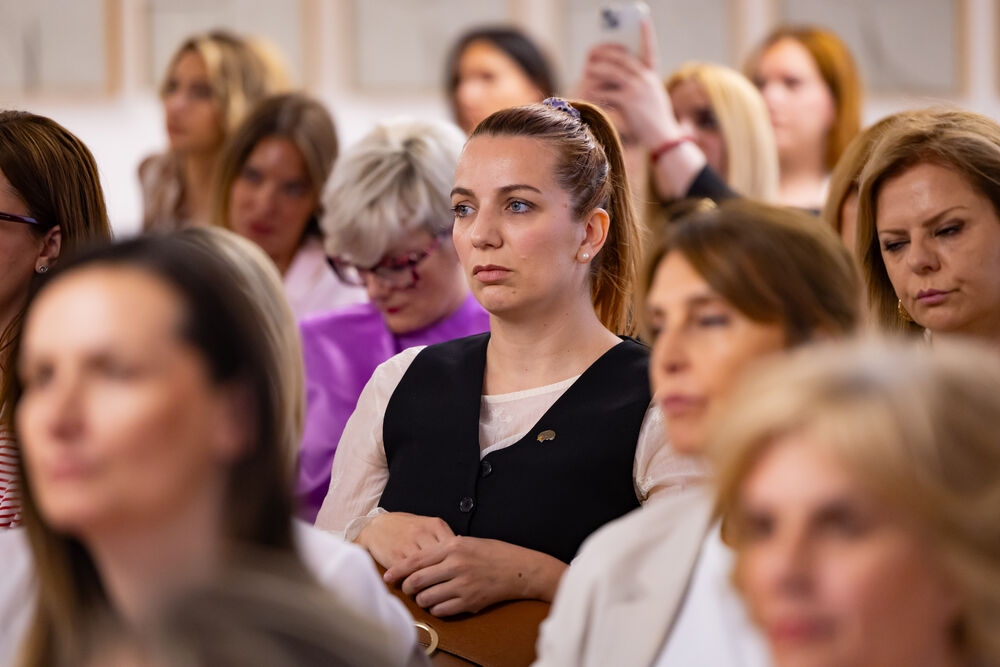 <p>Iz Asocijacije liderki Crne Gore (ALCG) je saopšteno da je u njihovoj organizaciji na Ekonomskom fakultetu u Podgorici održana edukativna radionica "Stil ostavlja utisak", posvećena poslovnom protokolu i stilu kao ključnim elementima savremenog liderstva</p>
