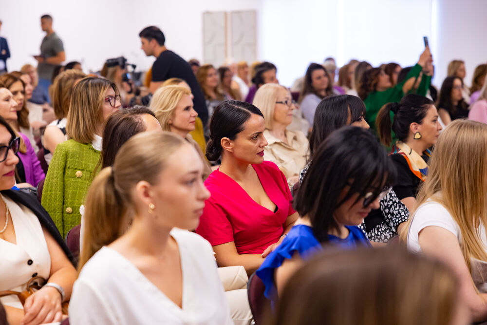 <p>Iz Asocijacije liderki Crne Gore (ALCG) je saopšteno da je u njihovoj organizaciji na Ekonomskom fakultetu u Podgorici održana edukativna radionica "Stil ostavlja utisak", posvećena poslovnom protokolu i stilu kao ključnim elementima savremenog liderstva</p>