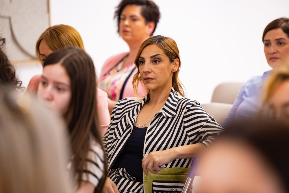 <p>Iz Asocijacije liderki Crne Gore (ALCG) je saopšteno da je u njihovoj organizaciji na Ekonomskom fakultetu u Podgorici održana edukativna radionica "Stil ostavlja utisak", posvećena poslovnom protokolu i stilu kao ključnim elementima savremenog liderstva</p>