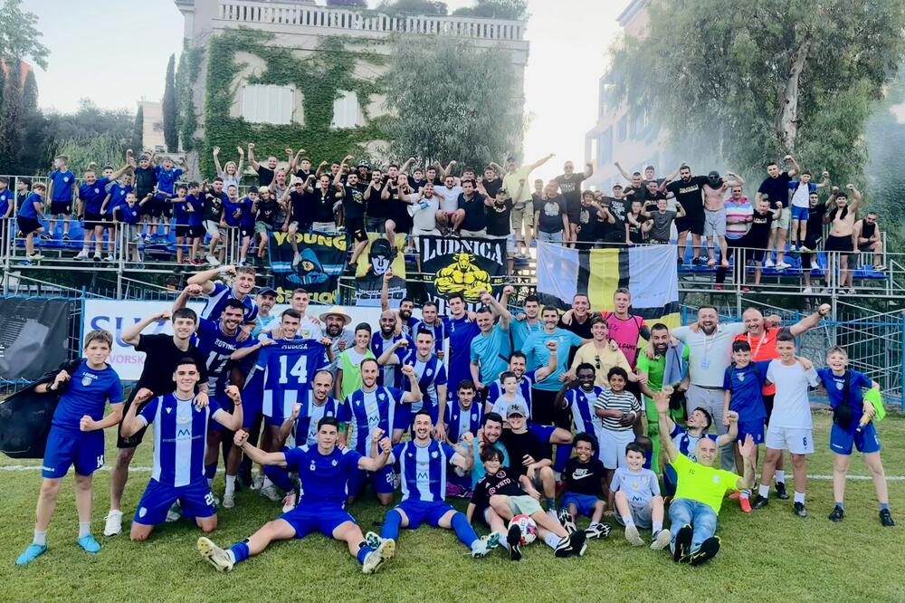 Tivćani su slavili sa svojim navijačima, Foto: FK Arsenal