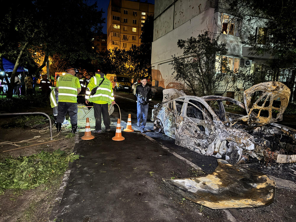 <p>Prema riječima regionalnog guvernera Vjačeslava Čausa, šest dronova tipa Šahid pogodilli su stambenu četvrt u Prilukiju nanoseći veliku štetu stambenim zgradama</p>