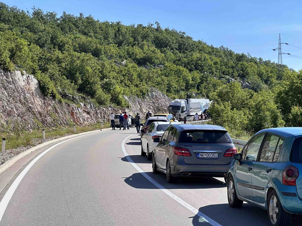 <p>Saobraćaj se odvija u jednom smjeru naizmjenično, nakon što je bio u prekidu</p>