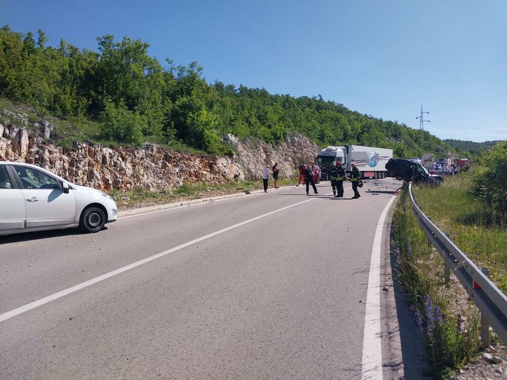 <p>Saobraćaj se odvija u jednom smjeru naizmjenično, nakon što je bio u prekidu</p>