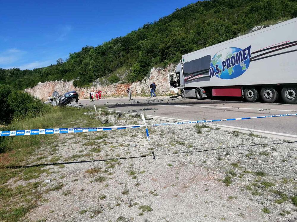 <p>Saobraćaj se odvija u jednom smjeru naizmjenično, nakon što je bio u prekidu</p>