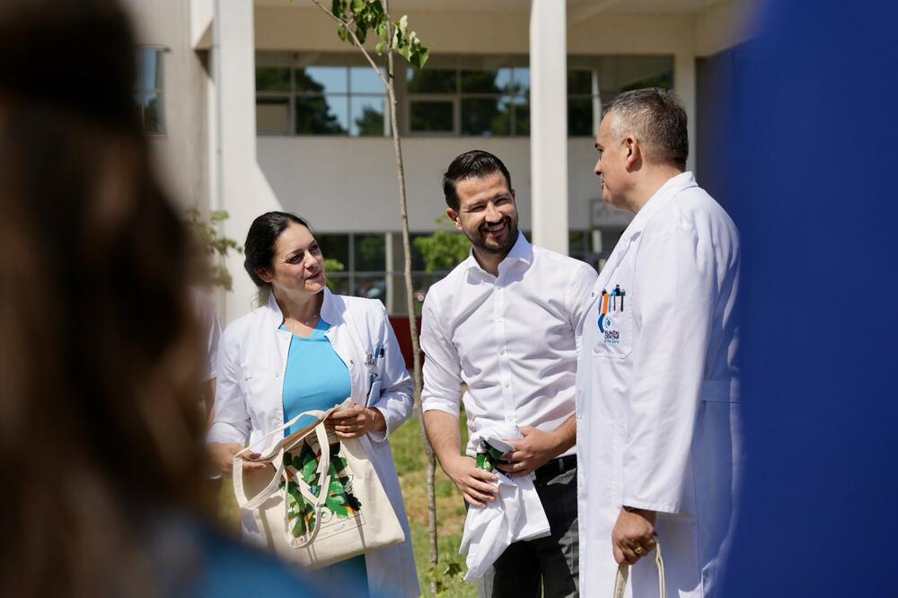 <p>„Upravo smo danas ovdje u dvorištu Kliničkog centra simbolično poslali poruku da su u temeljima Crne Gore zdravlje našeg stanovništva i zaštita životne sredine“, kazao je Milatović</p>