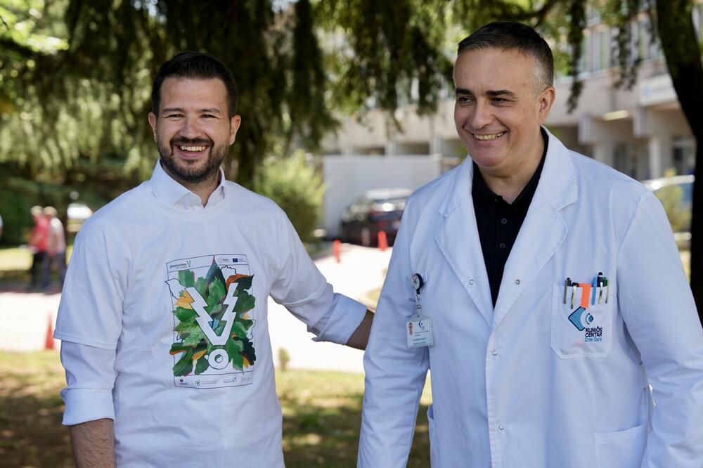 <p>„Upravo smo danas ovdje u dvorištu Kliničkog centra simbolično poslali poruku da su u temeljima Crne Gore zdravlje našeg stanovništva i zaštita životne sredine“, kazao je Milatović</p>