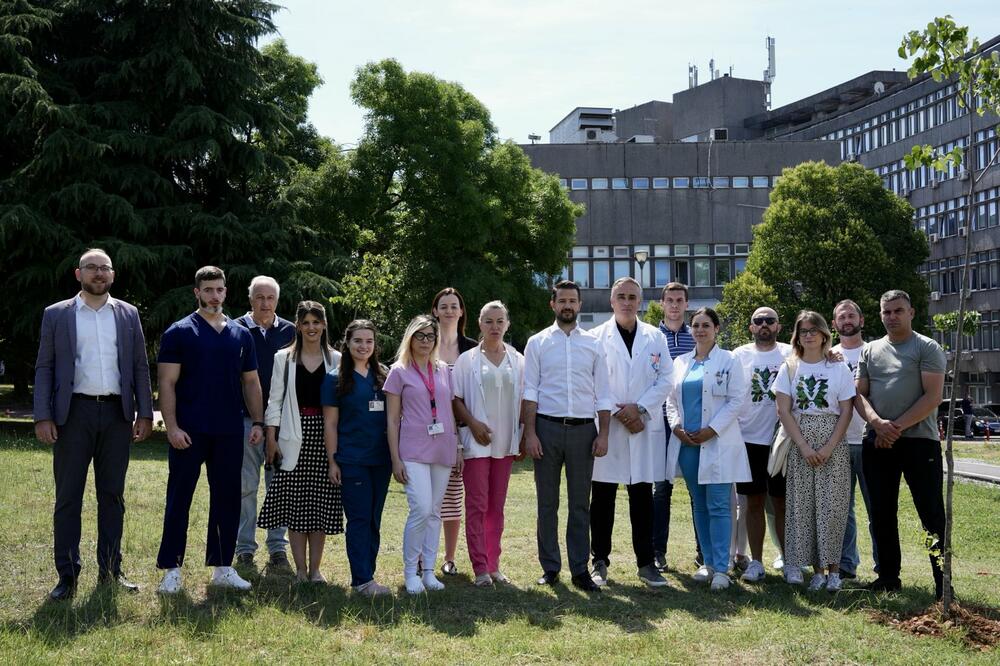 <p>„Upravo smo danas ovdje u dvorištu Kliničkog centra simbolično poslali poruku da su u temeljima Crne Gore zdravlje našeg stanovništva i zaštita životne sredine“, kazao je Milatović</p>