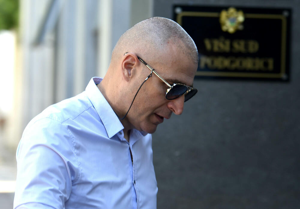 <p>Advokat Vesne Medenice, Zdravko Begović je ukazao da njegova branjenica ima ozbiljne probleme zbog dugog sjedjenja</p>  <p>"Neće ona da ometa ovaj postupak samo da povedete računa da to bude u nekim granicama koje su prihvatljive za nju da ročišta ne traju pet sati", naglasio je Begović</p>  <p>Vijeće sutkinje Vesne Kovačević odbilo je predlog odbrane optuženog Luke Bakoča da mu se ukine pritvor</p>