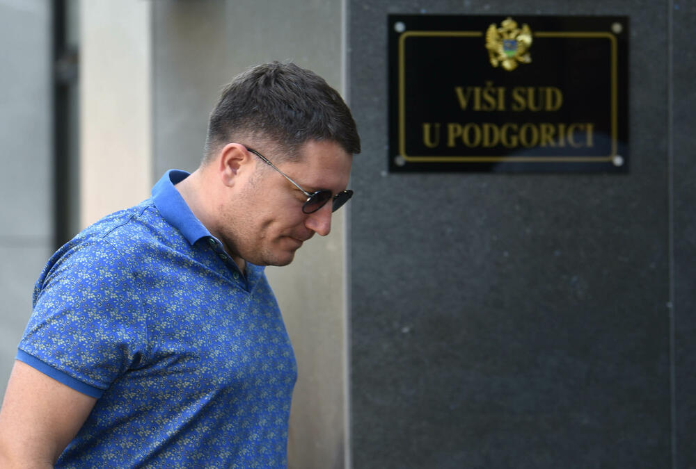 <p>Advokat Vesne Medenice, Zdravko Begović je ukazao da njegova branjenica ima ozbiljne probleme zbog dugog sjedjenja</p>  <p>"Neće ona da ometa ovaj postupak samo da povedete računa da to bude u nekim granicama koje su prihvatljive za nju da ročišta ne traju pet sati", naglasio je Begović</p>  <p>Vijeće sutkinje Vesne Kovačević odbilo je predlog odbrane optuženog Luke Bakoča da mu se ukine pritvor</p>