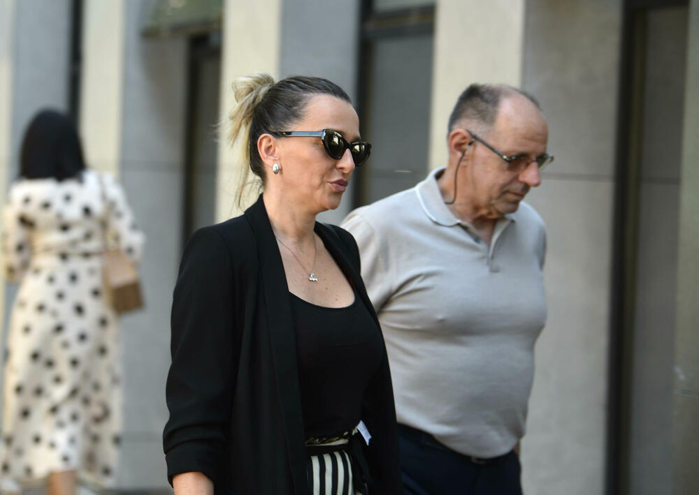 <p>Advokat Vesne Medenice, Zdravko Begović je ukazao da njegova branjenica ima ozbiljne probleme zbog dugog sjedjenja</p>  <p>"Neće ona da ometa ovaj postupak samo da povedete računa da to bude u nekim granicama koje su prihvatljive za nju da ročišta ne traju pet sati", naglasio je Begović</p>  <p>Vijeće sutkinje Vesne Kovačević odbilo je predlog odbrane optuženog Luke Bakoča da mu se ukine pritvor</p>