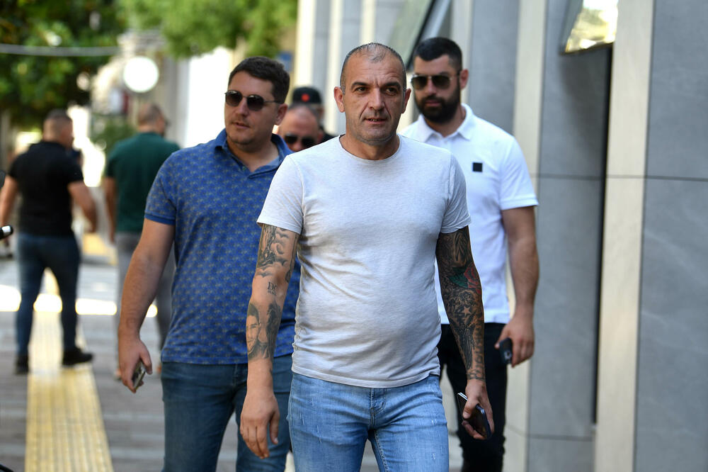 <p>Advokat Vesne Medenice, Zdravko Begović je ukazao da njegova branjenica ima ozbiljne probleme zbog dugog sjedjenja</p>  <p>"Neće ona da ometa ovaj postupak samo da povedete računa da to bude u nekim granicama koje su prihvatljive za nju da ročišta ne traju pet sati", naglasio je Begović</p>  <p>Vijeće sutkinje Vesne Kovačević odbilo je predlog odbrane optuženog Luke Bakoča da mu se ukine pritvor</p>