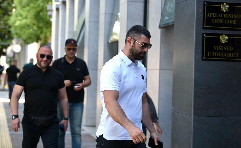 <p>Advokat Vesne Medenice, Zdravko Begović je ukazao da njegova branjenica ima ozbiljne probleme zbog dugog sjedjenja</p>  <p>"Neće ona da ometa ovaj postupak samo da povedete računa da to bude u nekim granicama koje su prihvatljive za nju da ročišta ne traju pet sati", naglasio je Begović</p>  <p>Vijeće sutkinje Vesne Kovačević odbilo je predlog odbrane optuženog Luke Bakoča da mu se ukine pritvor</p>