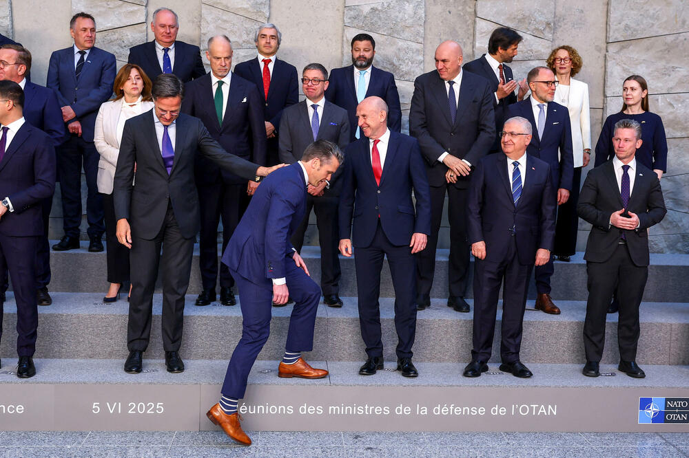 Ministri odbrane NATO poziraju za zajedničku fotografiju nakon sastanka u Briselu, Foto: Rojters