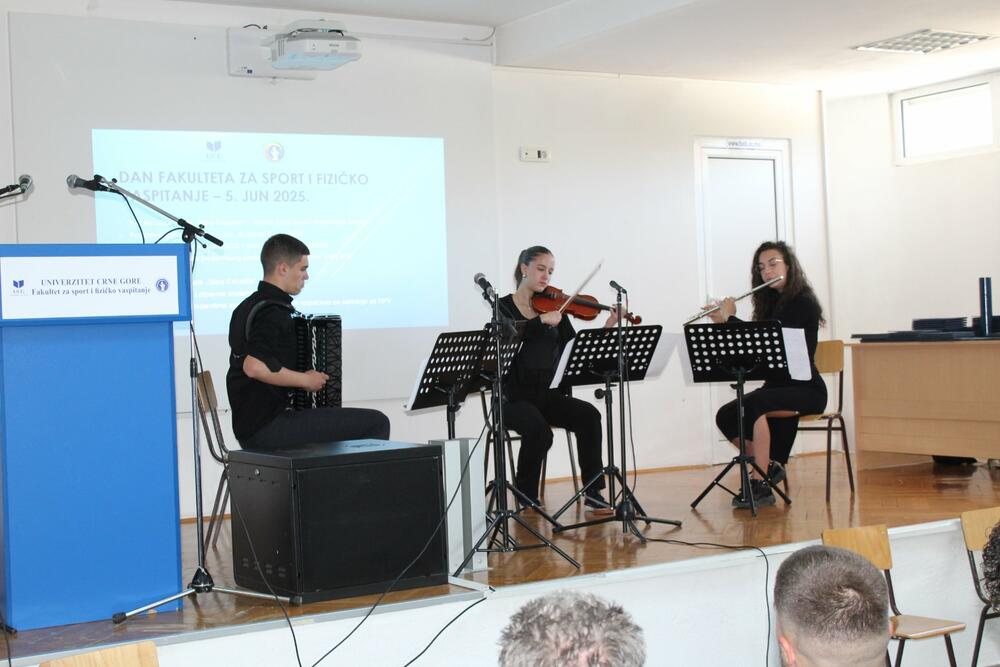 <p>U prethodnoj godini, prema riječima dekana, predano su radili i na domaćem i na međunarodnom polju, aktivno učestvuju u Erasmus programima, potpisani su mnogi međunarodni sporazumi sa partnerskim institucijama, ugostili su brojne stručnjake iz oblasti sporta...</p>