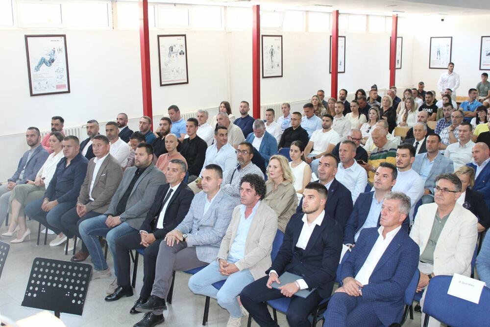 <p>U prethodnoj godini, prema riječima dekana, predano su radili i na domaćem i na međunarodnom polju, aktivno učestvuju u Erasmus programima, potpisani su mnogi međunarodni sporazumi sa partnerskim institucijama, ugostili su brojne stručnjake iz oblasti sporta...</p>