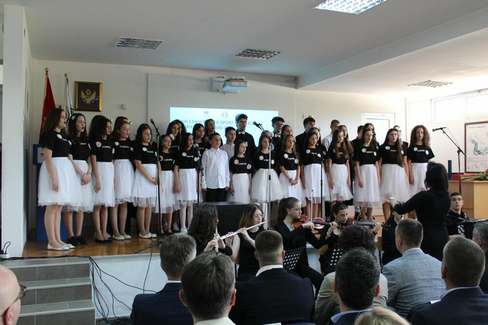 <p>U prethodnoj godini, prema riječima dekana, predano su radili i na domaćem i na međunarodnom polju, aktivno učestvuju u Erasmus programima, potpisani su mnogi međunarodni sporazumi sa partnerskim institucijama, ugostili su brojne stručnjake iz oblasti sporta...</p>