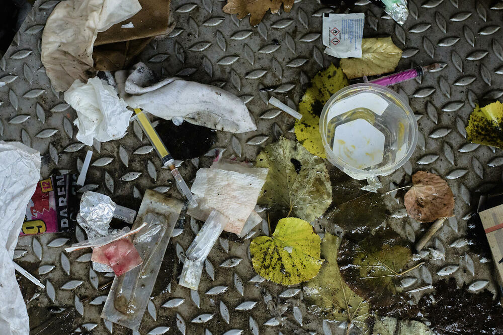 Korišćeni špricevi i druga oprema za drogu na podu javnog toaleta u Berlinu