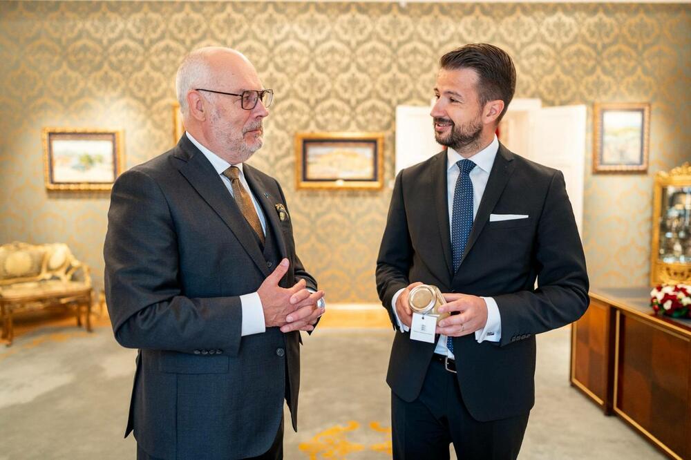 <p>"Zvanična posjeta predsjednika Estonije predstavlja potvrdu odličnih i savezničkih odnosa dvije zemlje, kao i podsticaj težnjama Crne Gore da do 2028. godine postane punopravna članica Evropske unije", kazali su iz Kancelarije za odnose s javnošću predsjednika Crne Gore.</p>