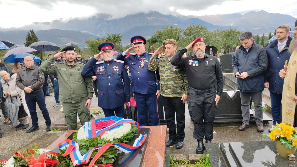 Predstavnici saveza srpskih i donskih Kozaka „Sobrat“, Zdravko Nišavić i Mijajlo Backović na pomenu stradalima tokom NATO intervencije na groblju na Brdištima u Tivtu, 23. mart 2025. godine