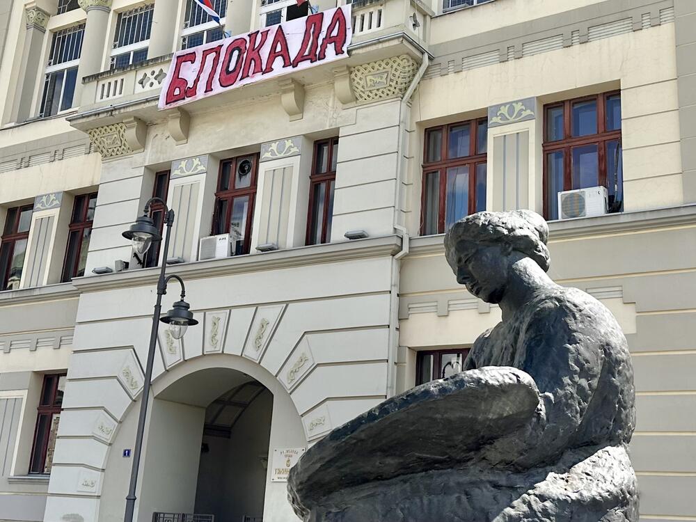 Spomenik Nadeždi Petrović ispred Gimnazije