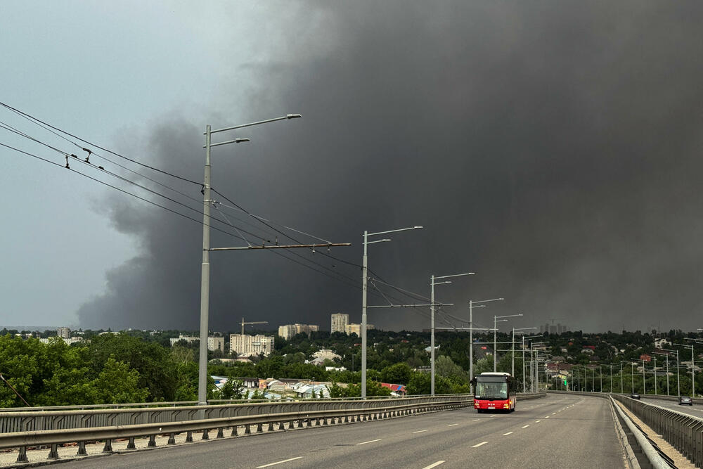 <p>Harkov, jedan od najvećih gradova u Ukrajini, nalazi se samo nekoliko desetina kilometara od ruske granice i bio je pod stalnim ruskim granatiranjem tokom više od tri godine rata</p>