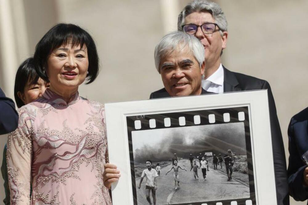 Nik Ut i Kim Fuk sreli su papu Franju 2022. godine da bi proslavili 50. godišnjicu „Napalm devojčice", Foto: Getty Images