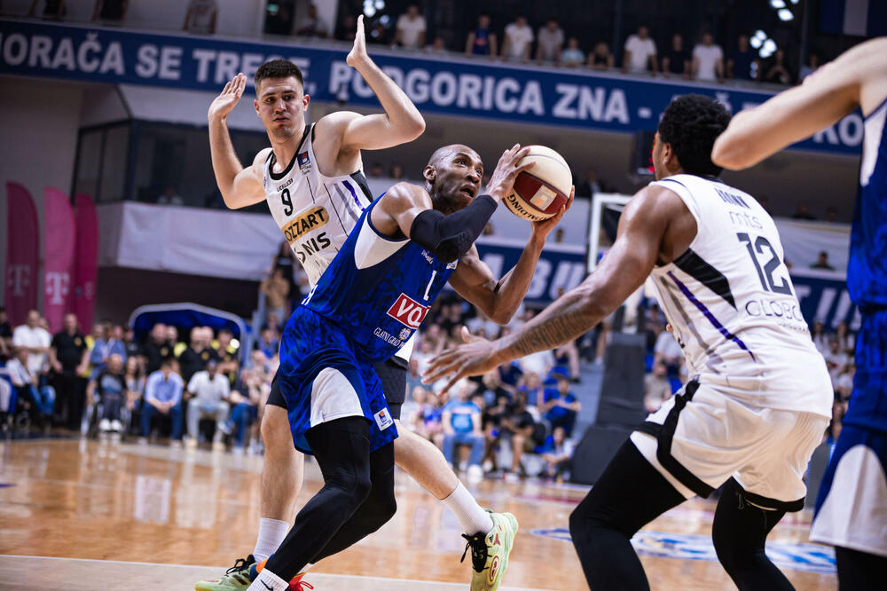 Budućnost želi da sa 1:1 ode u Beograd: Sulajmon u duelu sa Marinkovićem i Braunom, Foto: KK Budućnost Voli/Filip Roganović