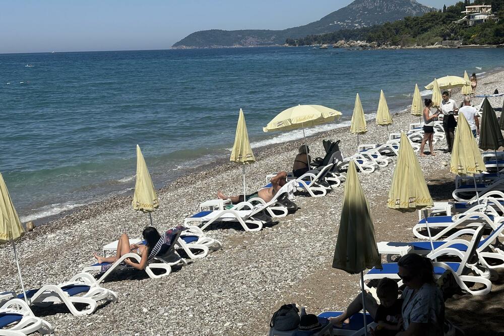 Proteklog vikenda, za razliku od početka maja, neke plaže imale su dostupan mobilijar u Šušanju i Sutomoru pa je tokom popodnevnih časova samo nekoliko njih bilo izdato, Foto: Marija Pešić