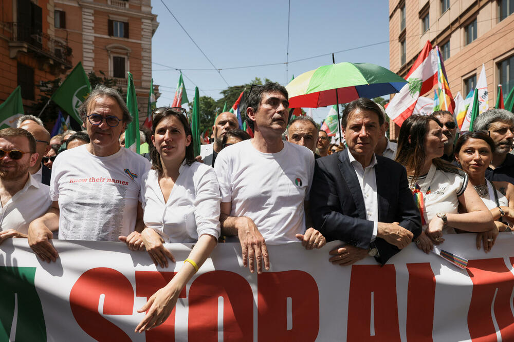 <p>Liderka glavne opozicione Demokratske stranke, Eli Šlajn, opisala je veliku izlaznost na protest kao "ogroman narodni odgovor" i protivljenje ratu</p>