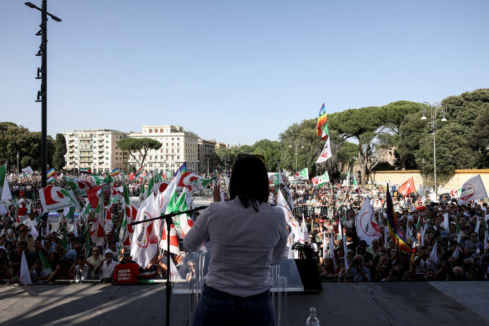 <p>Liderka glavne opozicione Demokratske stranke, Eli Šlajn, opisala je veliku izlaznost na protest kao "ogroman narodni odgovor" i protivljenje ratu</p>