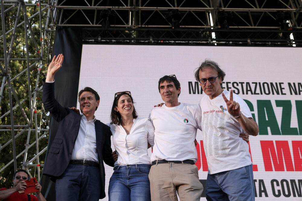 <p>Liderka glavne opozicione Demokratske stranke, Eli Šlajn, opisala je veliku izlaznost na protest kao "ogroman narodni odgovor" i protivljenje ratu</p>