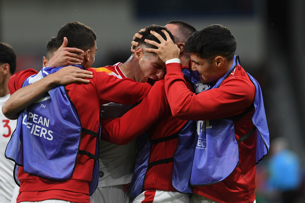 Primjer da može da se vjeruje mladim igračima: Vukotić u zagrljaju Adžića i Bulatovića, Foto: FSCG